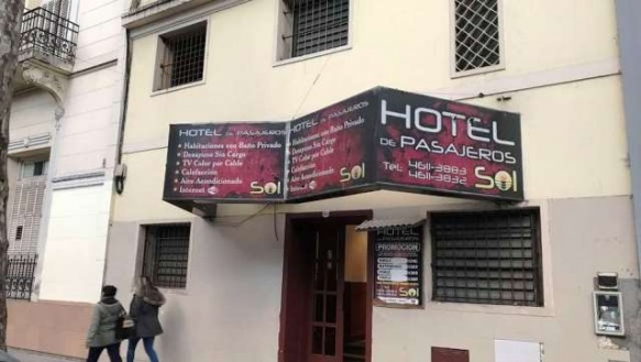 Frente del Hotel Sol donde funcionaba un prostibulo sibre la calle Yerbal 2850 barrio de Flores Foto: Mario Quinteros - FTP CLARIN