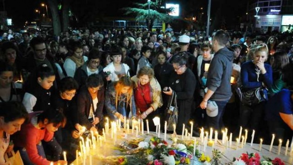 Más de mil personas participaron anoche en un homenaje a las víctimas en la rotonda de Grand Bourg. SILVANA BOEMO  