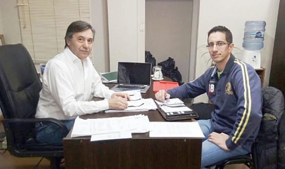 El Ing. César Guatti y el presidente de la Junta Vecinal, Ing. Javier Santo. 