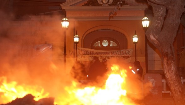 Quema de cubiertas en Casa de Gobierno. (C.G)