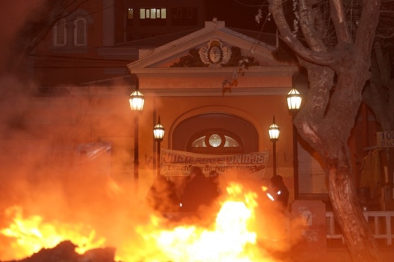 Quema de cubiertas en Casa de Gobierno. (C.G)