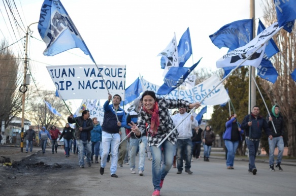 Marcha de militantes al acto del FPV.