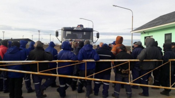 Los trabajadores impidieron el paso al camión. 