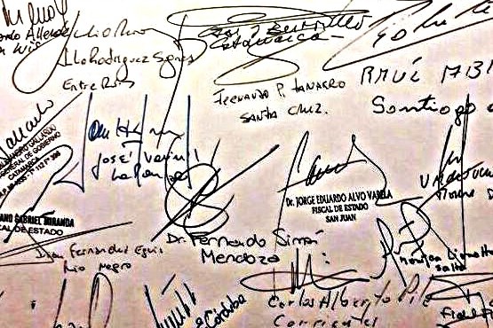 En la centralidad del documento, la firma de Santa Cruz 