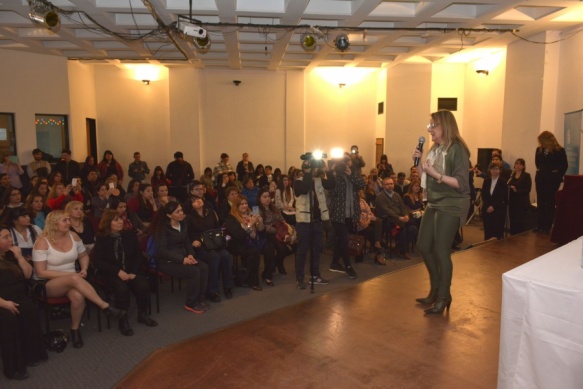 Alicia en el acto de entrega de certificados. 