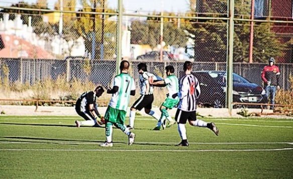 El fútbol oficial no afloja por el viento.