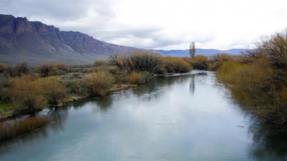 El cuerpo fue hallado unos 2000 metros aguas arriba del Pu Lof. (Foto: La Nación/Hernán Zenteno)