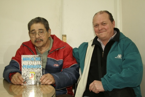 Améstica (derecha) y Besoaín (izquierda) presentando el libro a TiempoSur. (Archivo)